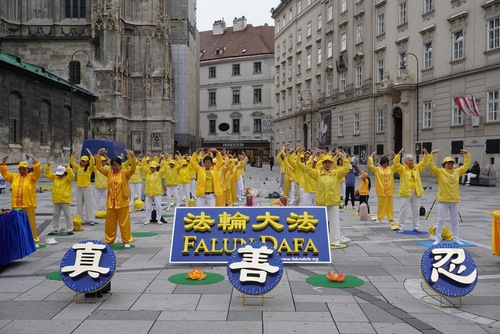 Image for article Austria: Desfile y manifestación en Viena para informar sobre la persecución a Falun Dafa