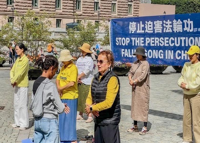 Image for article Suecia: La gente aprende sobre Falun Dafa en el Festival Cultural Kulturkalaset