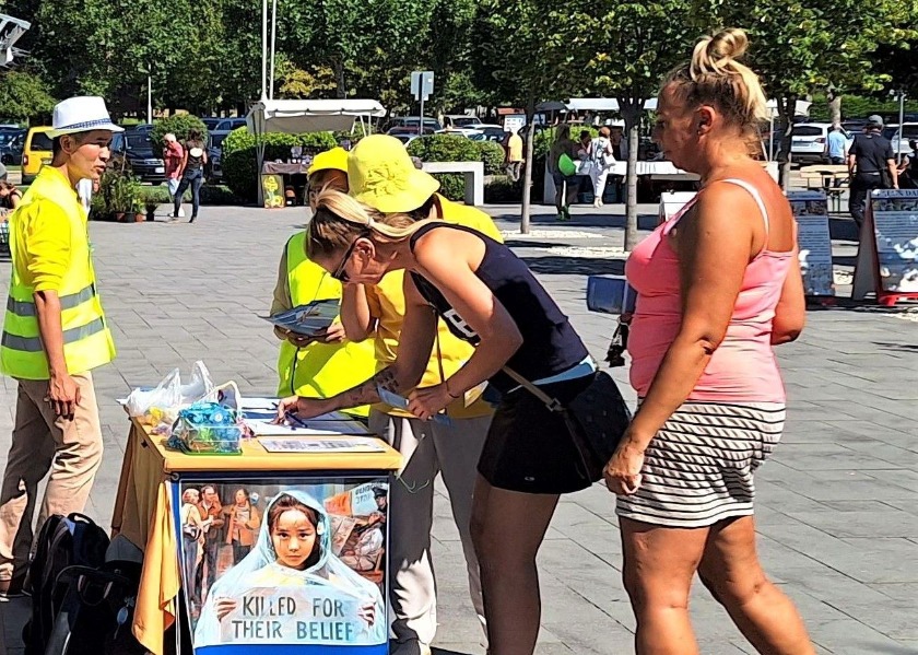 Image for article ​Hungría: Residentes locales reciben calurosamente a Falun Dafa en un evento informativo