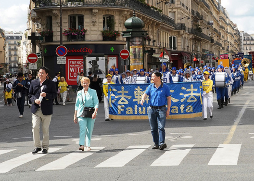 Image for article Francia: Más de mil practicantes de Falun Dafa desfilan en París, ganando el apoyo del público