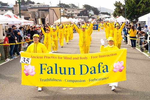 Image for article Norte de California: Practicantes de Falun Dafa participan en el desfile de la Fiesta de la Niebla en Pacifica