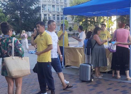 Image for article Varna, Bulgaria: Los lugareños se informan sobre la persecución a Falun Dafa por el régimen comunista chino