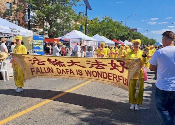Image for article Toronto, Canadá: La gente aprende sobre Falun Dafa en un festival ucraniano