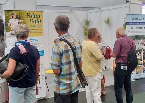 Image for article Bremen, Alemania: Falun Dafa es bienvenido en la Feria de la Tercera Edad en Bremen