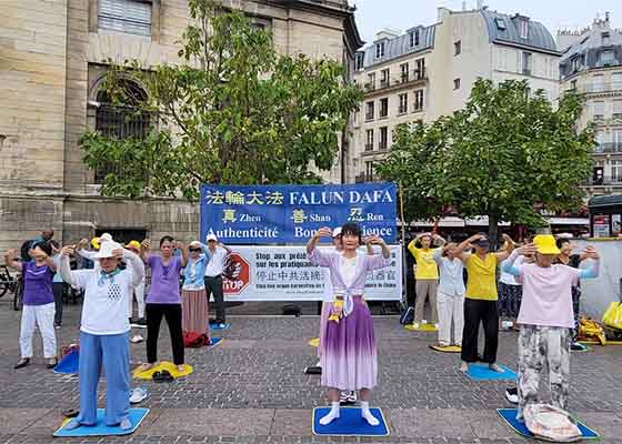 Image for article ​París, Francia: La gente elogia a Falun Dafa durante un evento en Châtelet
