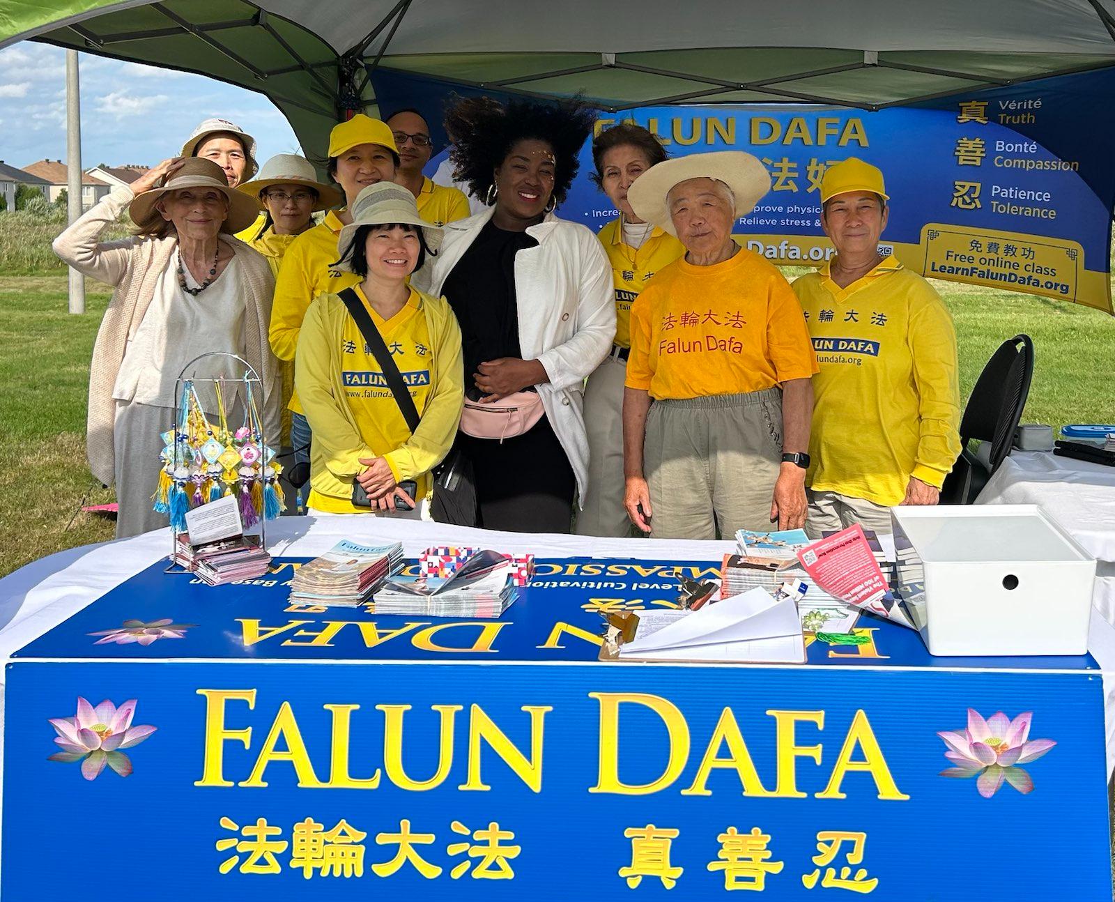 Image for article Ottawa: dando a conocer Falun Dafa en un evento en la comunidad