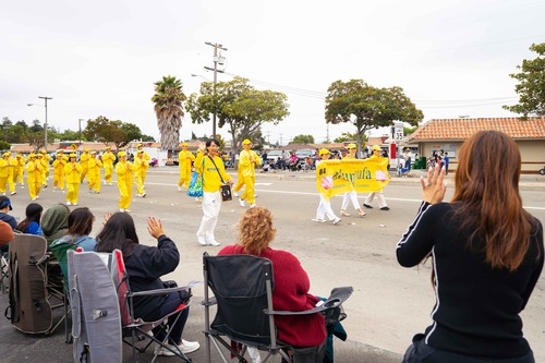 Image for article Newark, California: Espectadores del desfile elogian a Falun Dafa por traer alegría