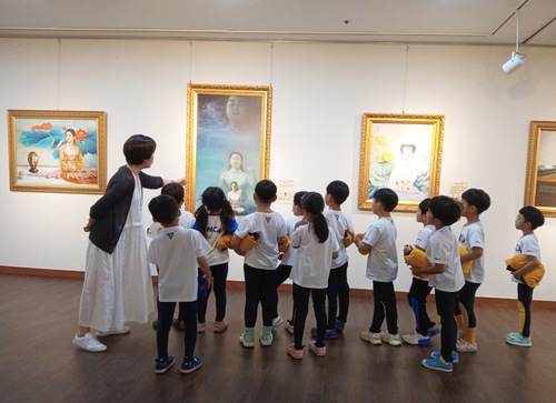 Image for article Corea del Sur: Una exposición de arte lleva la belleza de Falun Dafa a Busan
