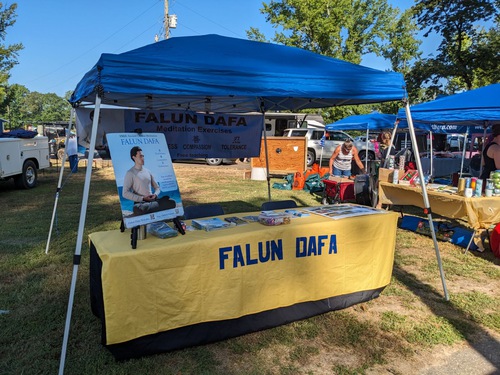 Image for article Dierks, Arkansas: Contando a la gente sobre Falun Dafa en el Festival del Pino