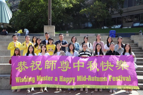 Image for article Toronto, Canadá: Jóvenes practicantes desean a Shifu un feliz Festival de Medio Otoño y están decididos a cultivarse firmemente a pesar de la persecución