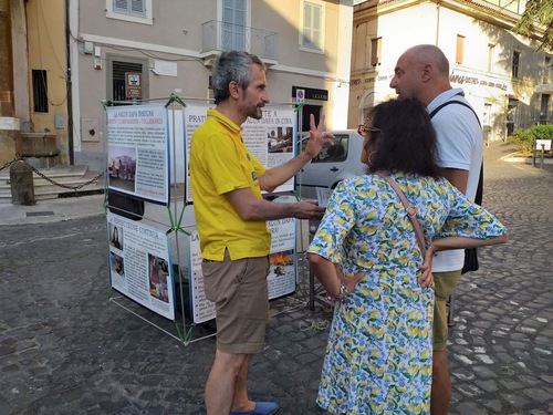 Image for article Frascati, Italia: La gente aprende cómo el PCCh persigue a Falun Gong