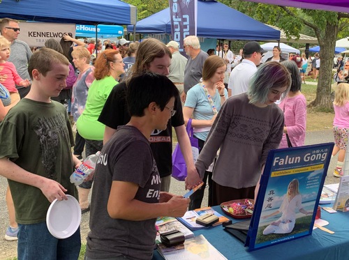 Image for article Missouri, EE. UU: Presentación de Falun Dafa en el Festival Greentree