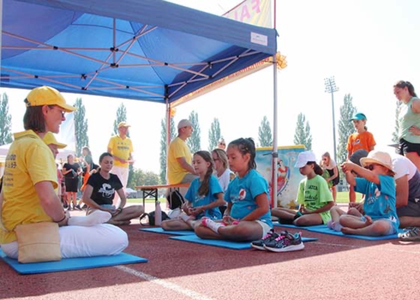 Image for article Bregenz, Austria: La gente aprende sobre Falun Dafa en el Día del Deporte Familiar