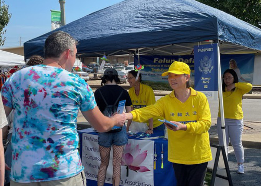 Image for article Missouri, EE. UU.: compartiendo Falun Dafa en el Festival Celebración de las Naciones