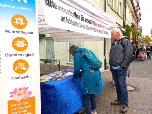 Image for article Meersburg, Alemania: Los residentes muestran su apoyo a los practicantes para acabar con la persecución