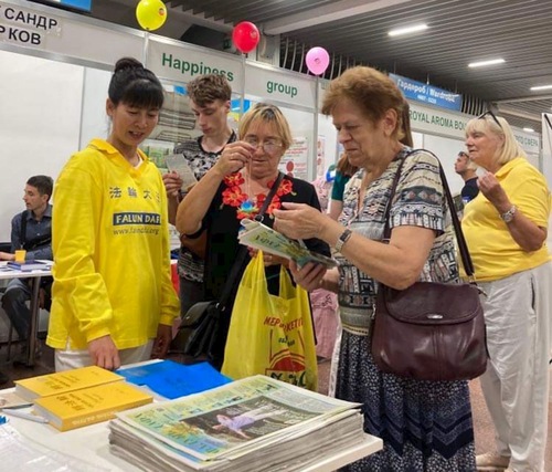 Image for article Ucrania: Los practicantes presentan Falun Dafa en la Exposición de la Salud de Kiev