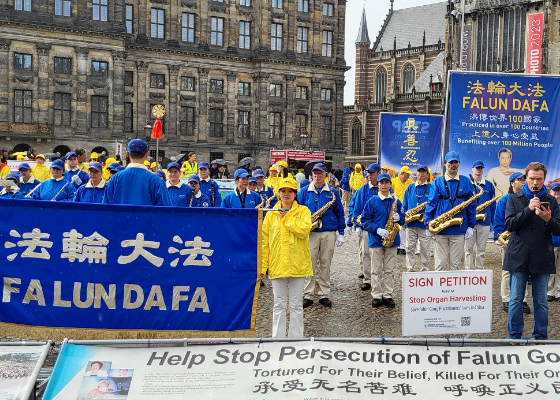 Image for article Países Bajos: dignatarios y personas de todos los ámbitos condenan la persecución a Falun Dafa durante una manifestación pacífica en Ámsterdam