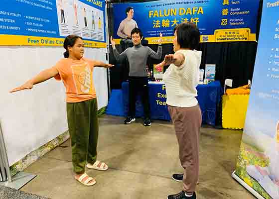 Image for article Canadá: La gente aprende a practicar Falun Dafa en el Salón Internacional de Motos de Nieve, ATV y Deportes de Motor de Toronto