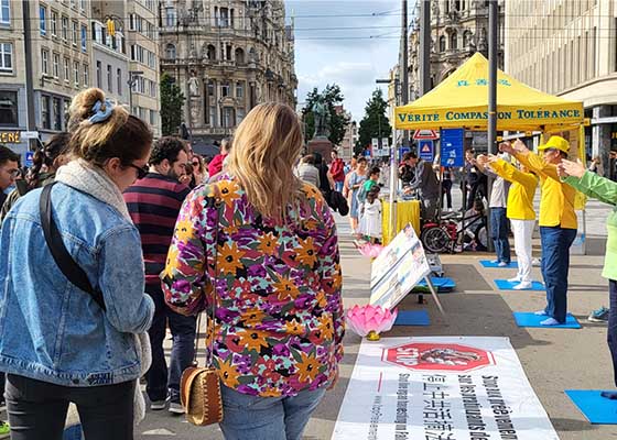 Image for article Bélgica: Presentación de Falun Dafa durante un evento en Amberes