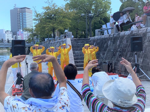 Image for article Japón: Presentando Falun Dafa durante un concierto frente al mar en Hiroshima