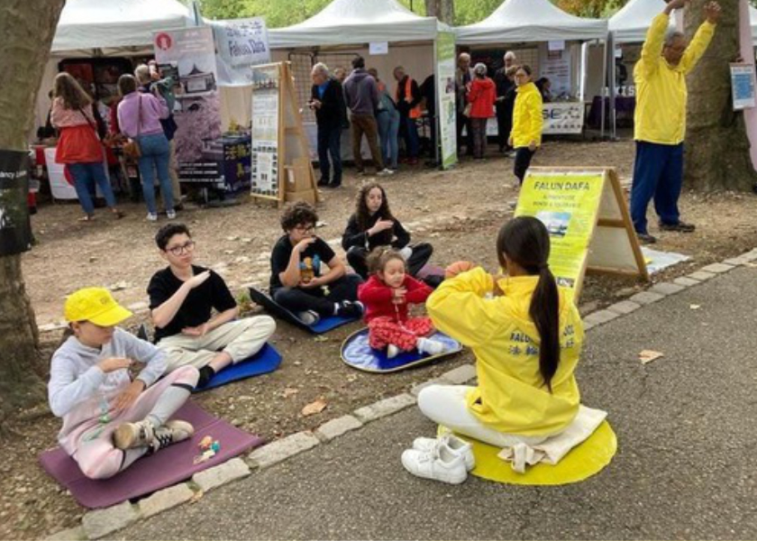 Image for article Francia: dando a conocer Falun Dafa en los festivales locales