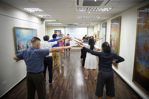 Image for article Singapur: Estudiantes nuevos aprenden el significado de la vida durante el Seminario de Nueve Días de Falun Dafa