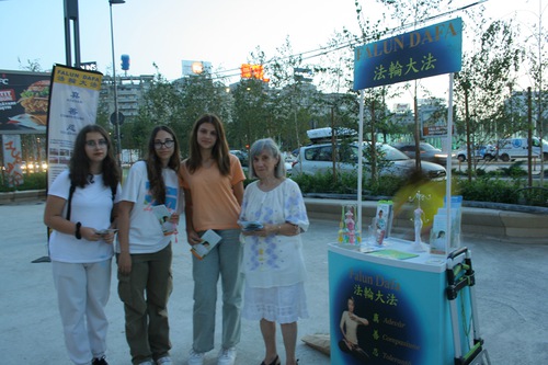Image for article ​Rumania: la gente conoce Falun Dafa y la persecución, en eventos realizados en dos ciudades