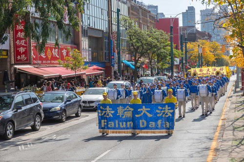 Image for article Toronto: Desfile pide el fin de la persecución a Falun Dafa