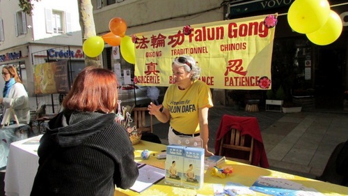 Image for article Francia: Los residentes de un pequeño pueblo conocen Falun Dafa en la Feria de Salud y Medio Ambiente
