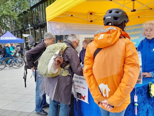 Image for article Alemania: la gente se opone a la persecución a Falun Dafa: 