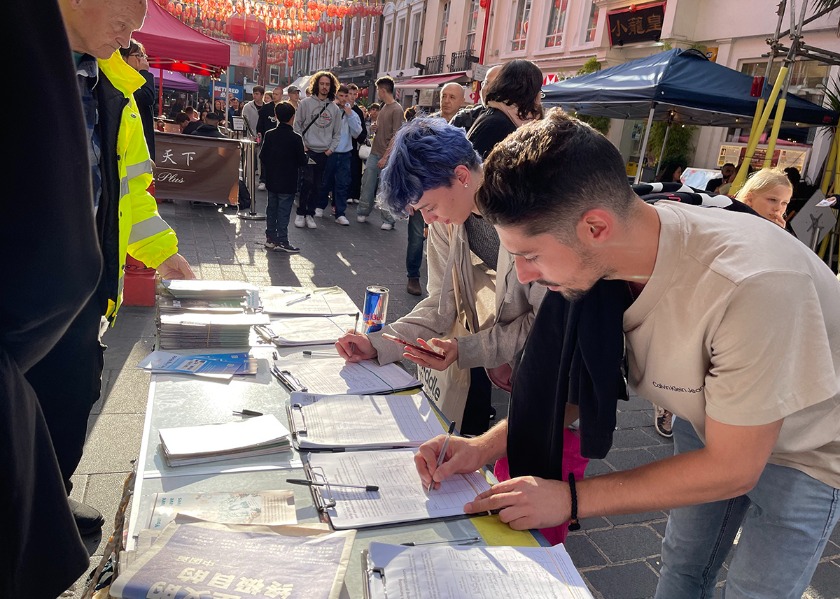 Image for article ​Londres, Reino Unido: Los practicantes de Falun Dafa realizan actividades en Chinatown durante décadas para crear conciencia