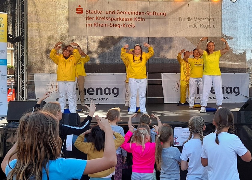 Image for article Siegburg, Alemania: Los niños aprenden sobre Falun Dafa en un festival local
