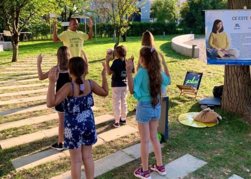 Image for article Timișoara, Rumania: practicantes presentan Falun Dafa en el Festival de Música y Arte Plai