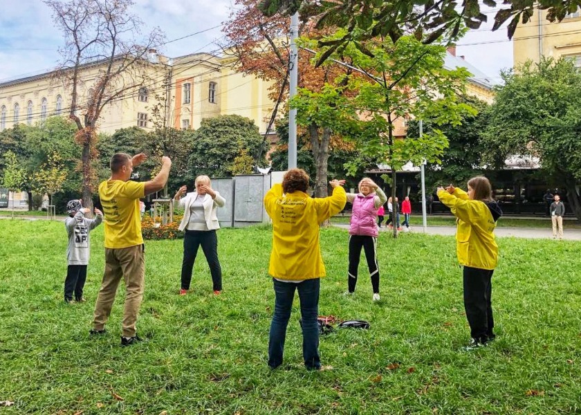 Image for article Ucrania: Los ejercicios pacíficos de Falun Dafa resuenan en el público