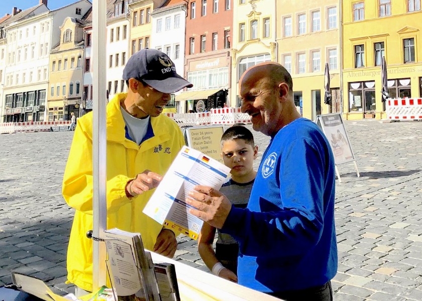 Image for article Practicantes de Falun Dafa resisten la persecución del régimen chino en una histórica ciudad alemana