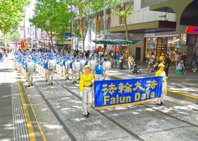 Image for article Melbourne, Australia: aplauden al desfile de Falun Dafa porque promueve principios bondadosos y rectos