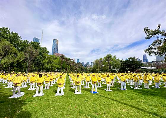Image for article Australia: Los turistas admiran la perseverancia de los practicantes de Falun Dafa