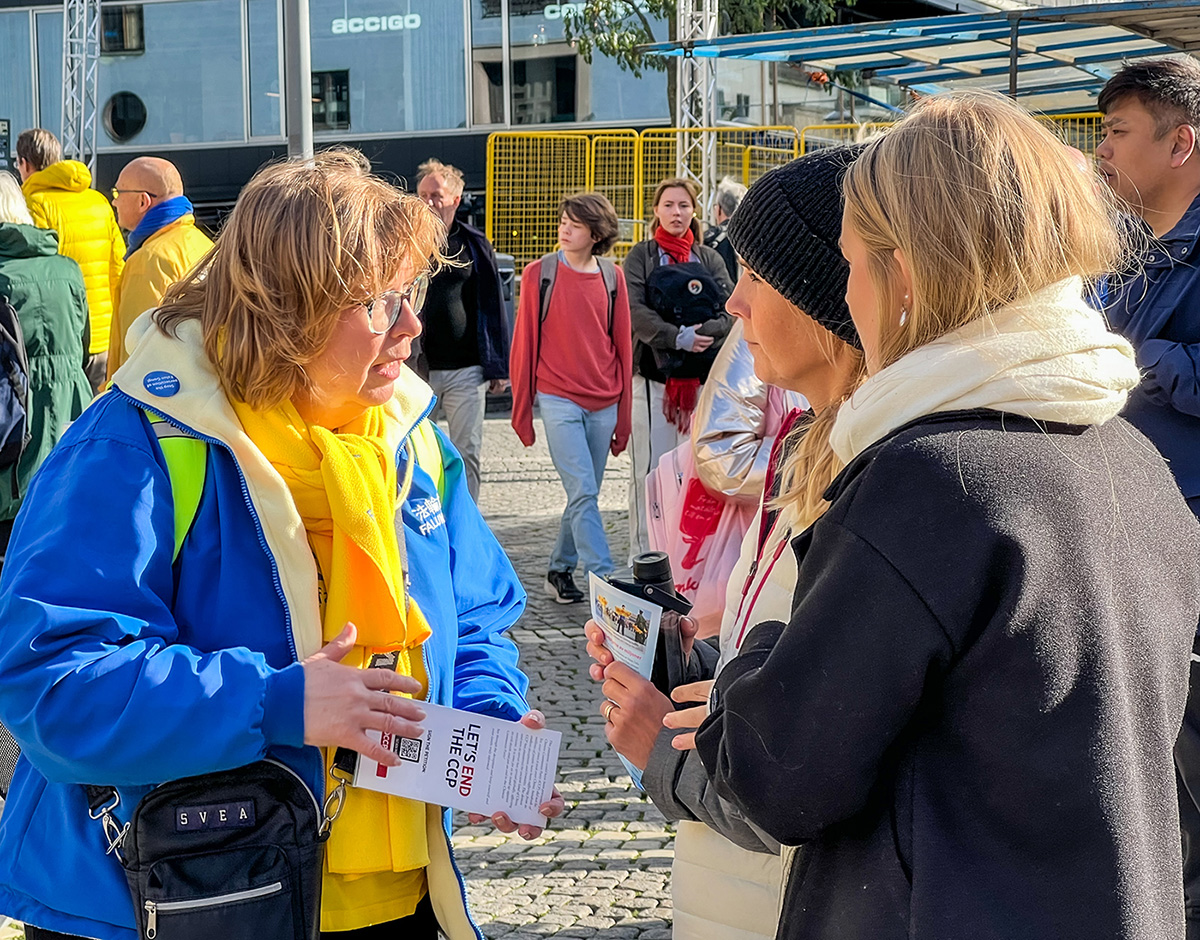 Image for article Estocolmo, Suecia: generando conciencia sobre Falun Dafa en las actividades de otoño