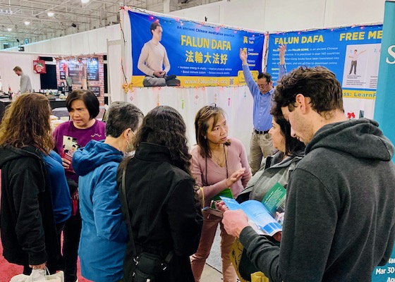 Image for article Canadá: La gente aprende a practicar Falun Dafa en una exposición navideña en Toronto