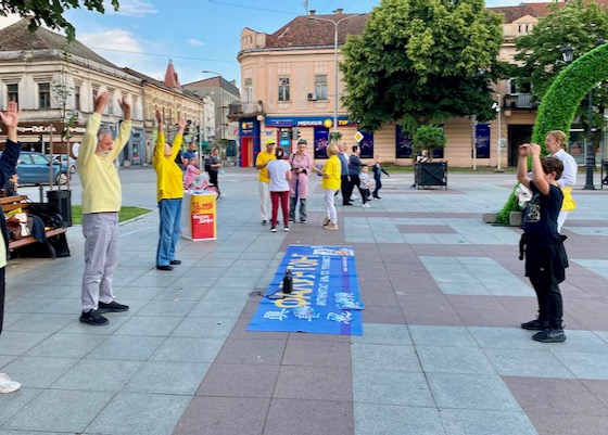 Image for article ​Presentando Falun Dafa durante una serie de actividades en Serbia