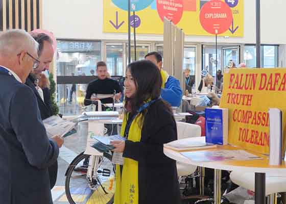 Image for article París, Francia: Un estand informativo atrae apoyo para Falun Dafa en la Exposición de Alcaldes y Autoridades Locales