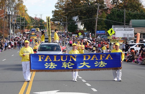 Image for article Virginia: Falun Dafa recibe una calurosa acogida en el desfile de Annandale