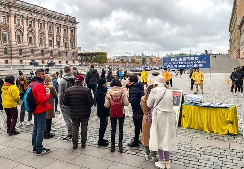 Image for article Suecia: La gente elogia a Falun Dafa durante las actividades en Estocolmo