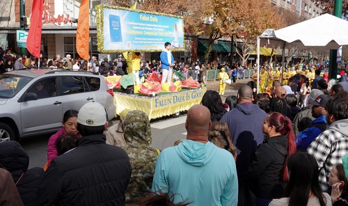 Image for article Maryland, EE. UU: Falun Dafa es bien recibido en el desfile de Acción de Gracias del condado de Montgomery