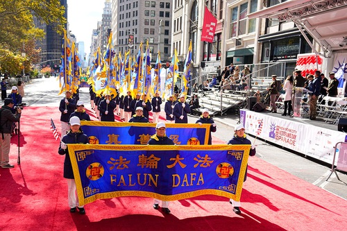Image for article Nueva York: Los principios de Falun Dafa elogiados en el desfile del Día de los Veteranos