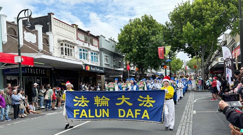 Image for article Nueva Zelanda: Practicantes de Falun Dafa invitados a participar en ocho desfiles navideños