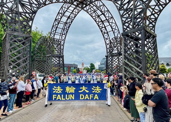 Image for article Nueva Zelanda: Practicantes de Falun Dafa premiados como “Mejor participante” en el desfile navideño local