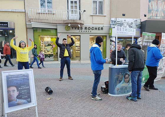 Image for article Bulgaria: La gente condena la persecución a Falun Dafa en eventos para conmemorar el Día Internacional de los Derechos Humanos