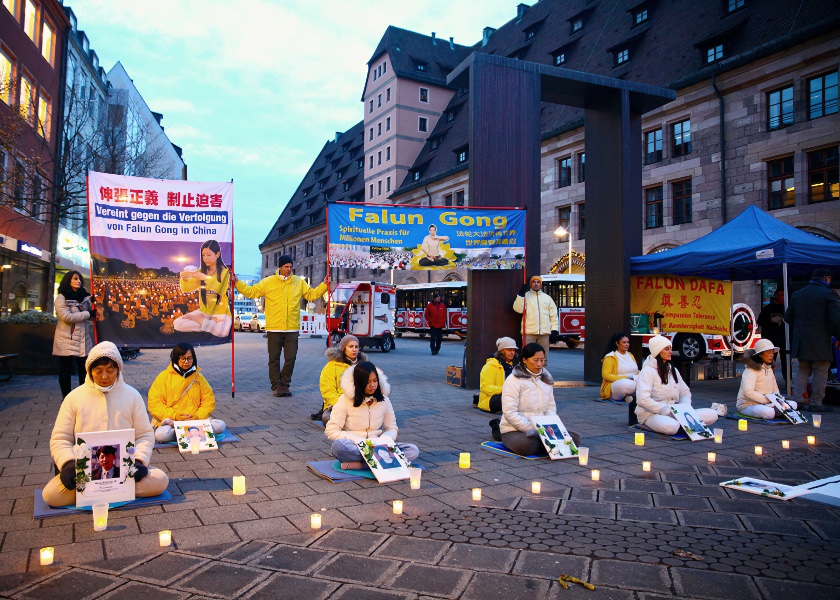 Image for article Alemania: Practicantes realizan evento en Núremberg en el Día Internacional de los Derechos Humanos para informar a la gente sobre la persecución