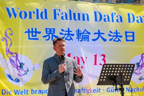 Image for article Berlín, Alemania: Parlamentario estatal continúa presionando al PCCh para que libere a practicante de Falun Dafa detenido